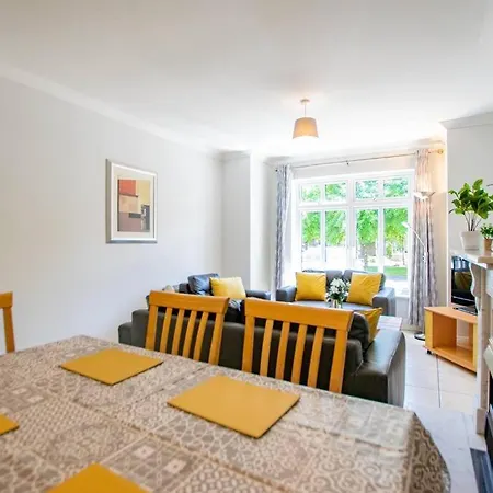 108 - 5 Bed Townhouse By Shortstays * Galway