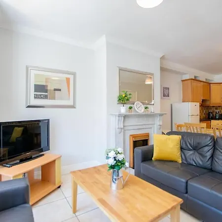 108 - 5 Bed Townhouse By Shortstays *