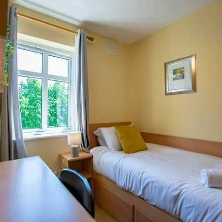 108 - 5 Bed Townhouse By Shortstays *