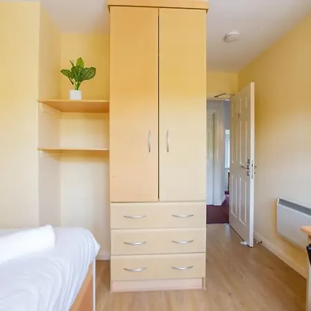 108 - 5 Bed Townhouse By Shortstays *