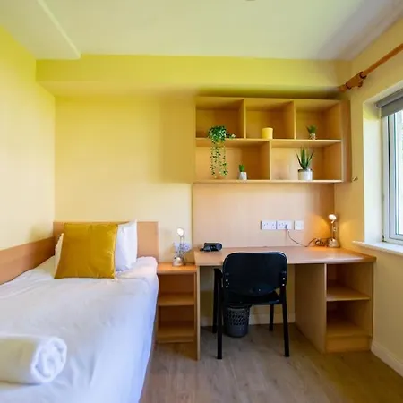 108 - 5 Bed Townhouse By Shortstays *