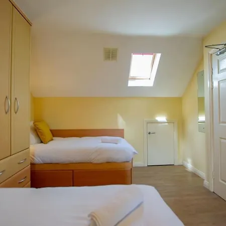 108 - 5 Bed Townhouse By Shortstays *